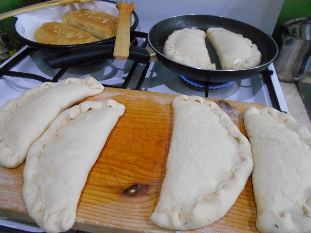 Placinte de post la tigaie, cu ceapa verde si marar