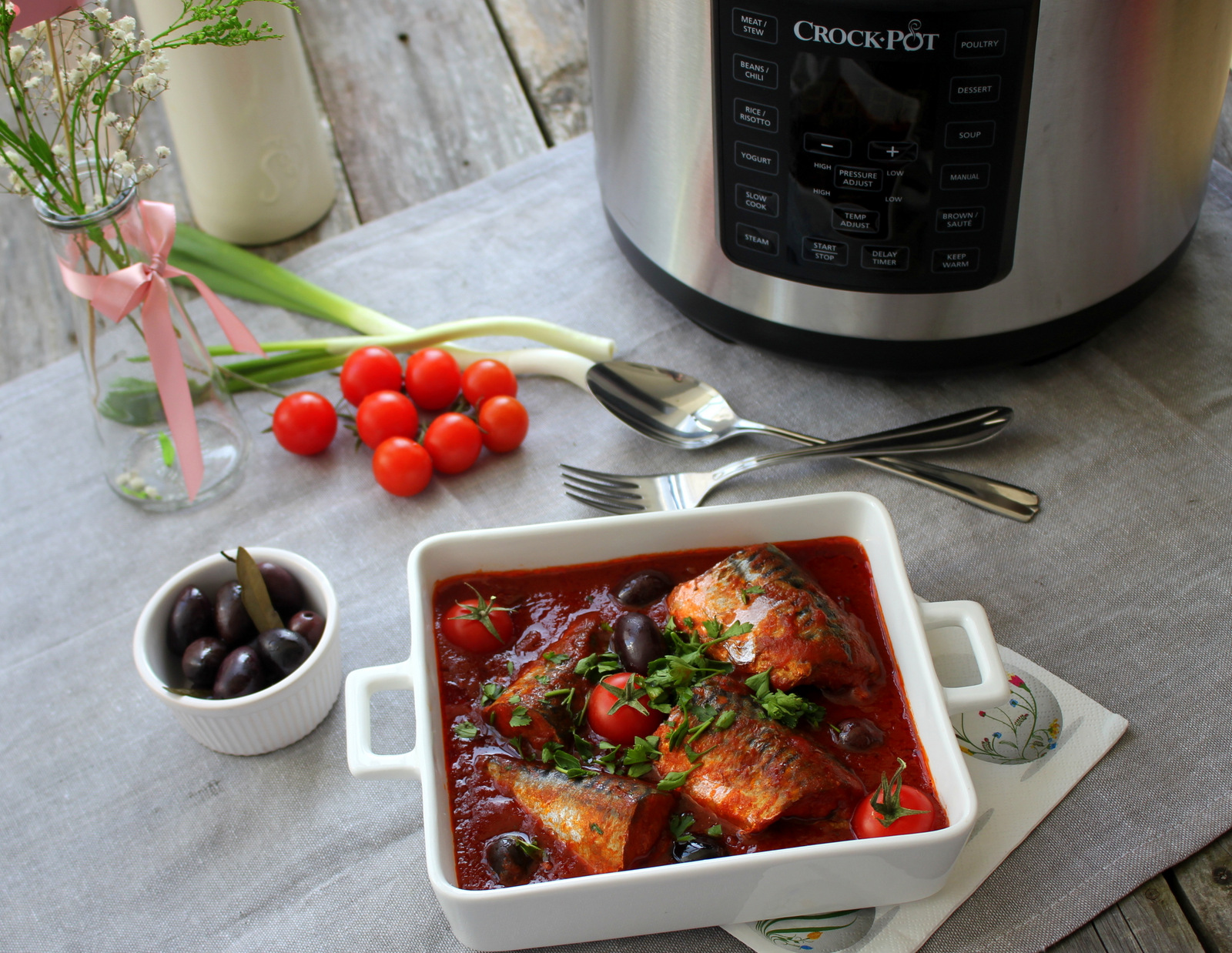 Macrou in sos de rosii cu masline la Multicooker-ul Crock-Pot Express cu gatire sub presiune