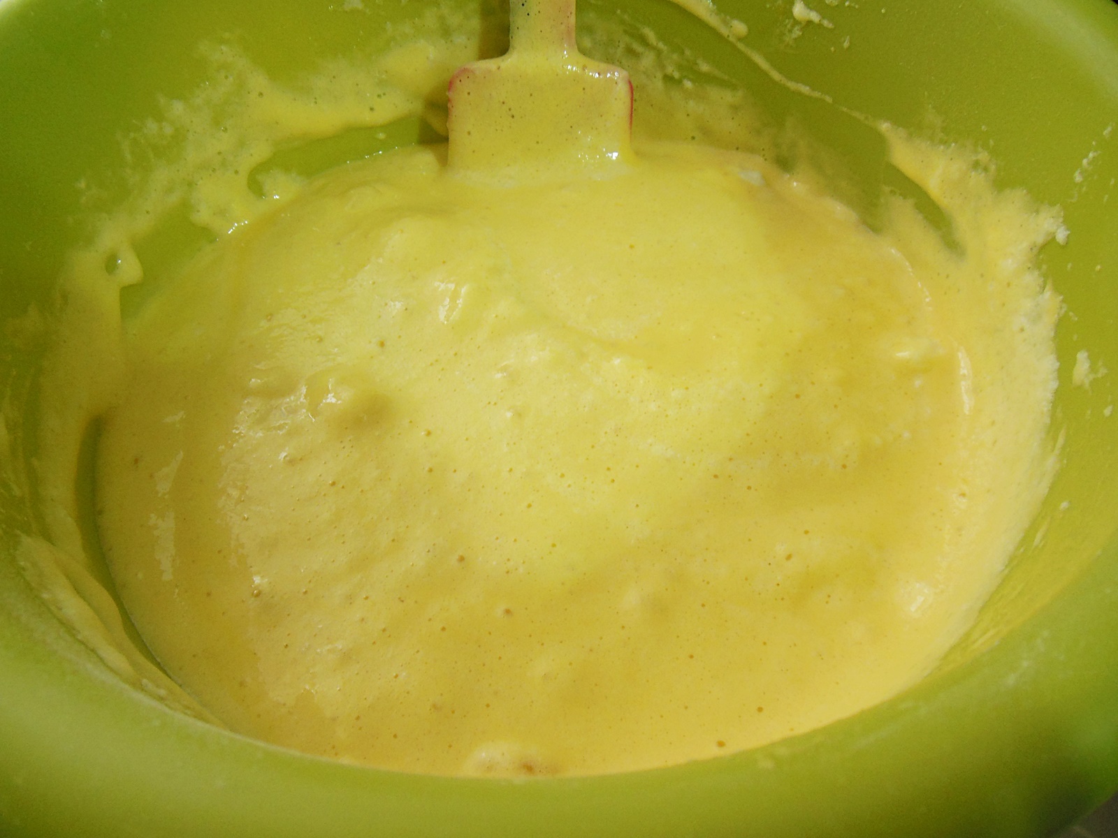 Desert tort cu visine, crema mascarpone si crema de ciocolata cu unt de arahide