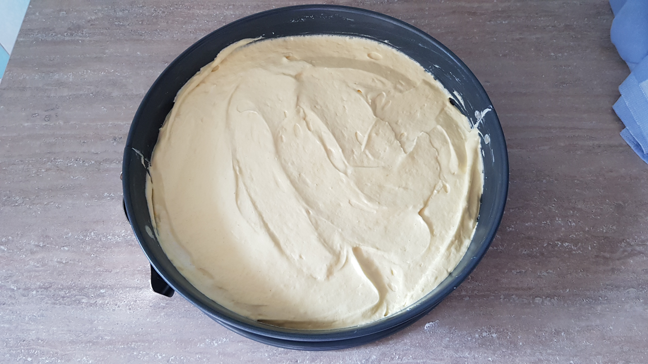 Desert tarta cu capsuni si crema bavareza de vanilie