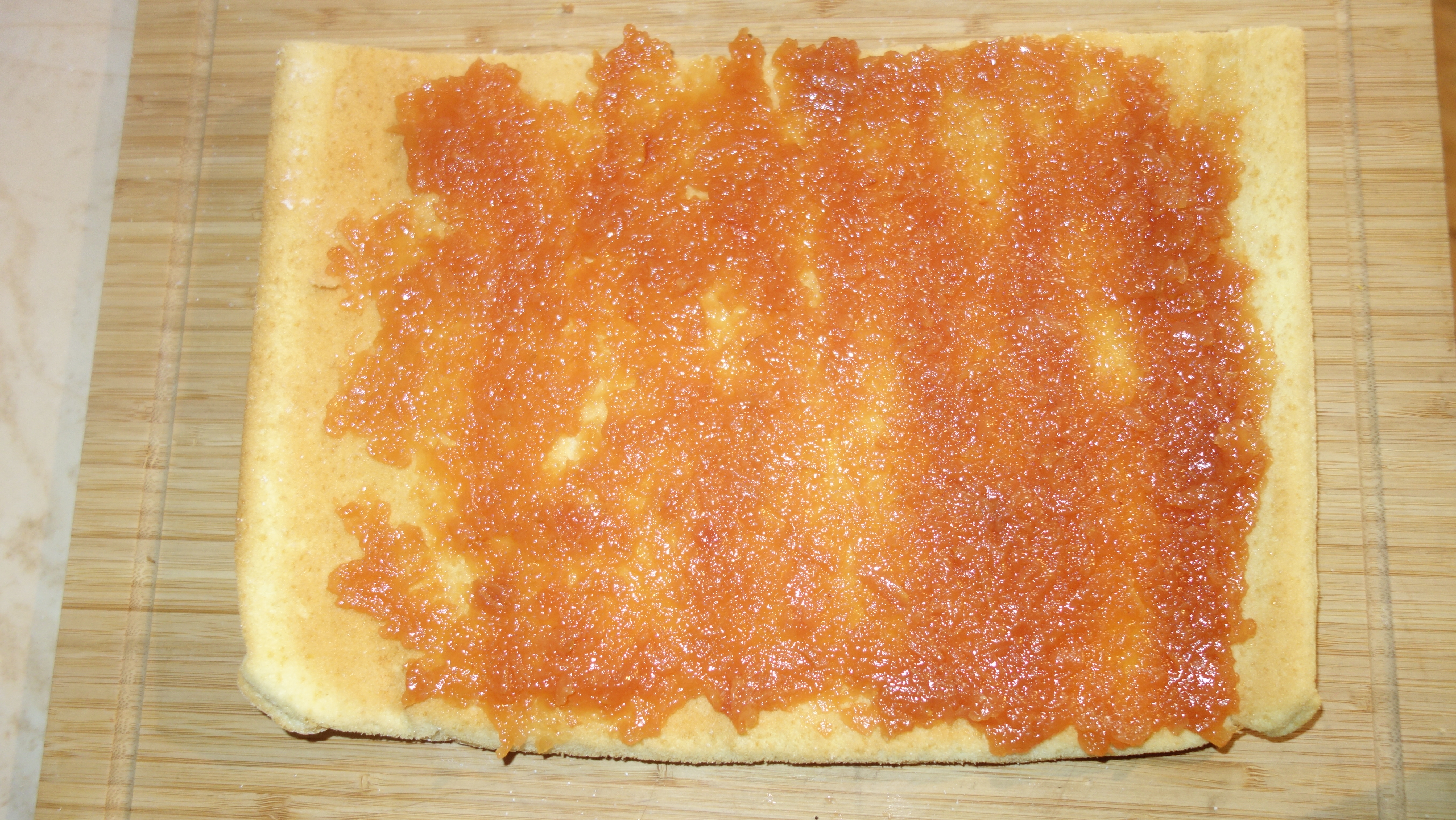 Rulada cu gem de piersici crema de vanilie si mac