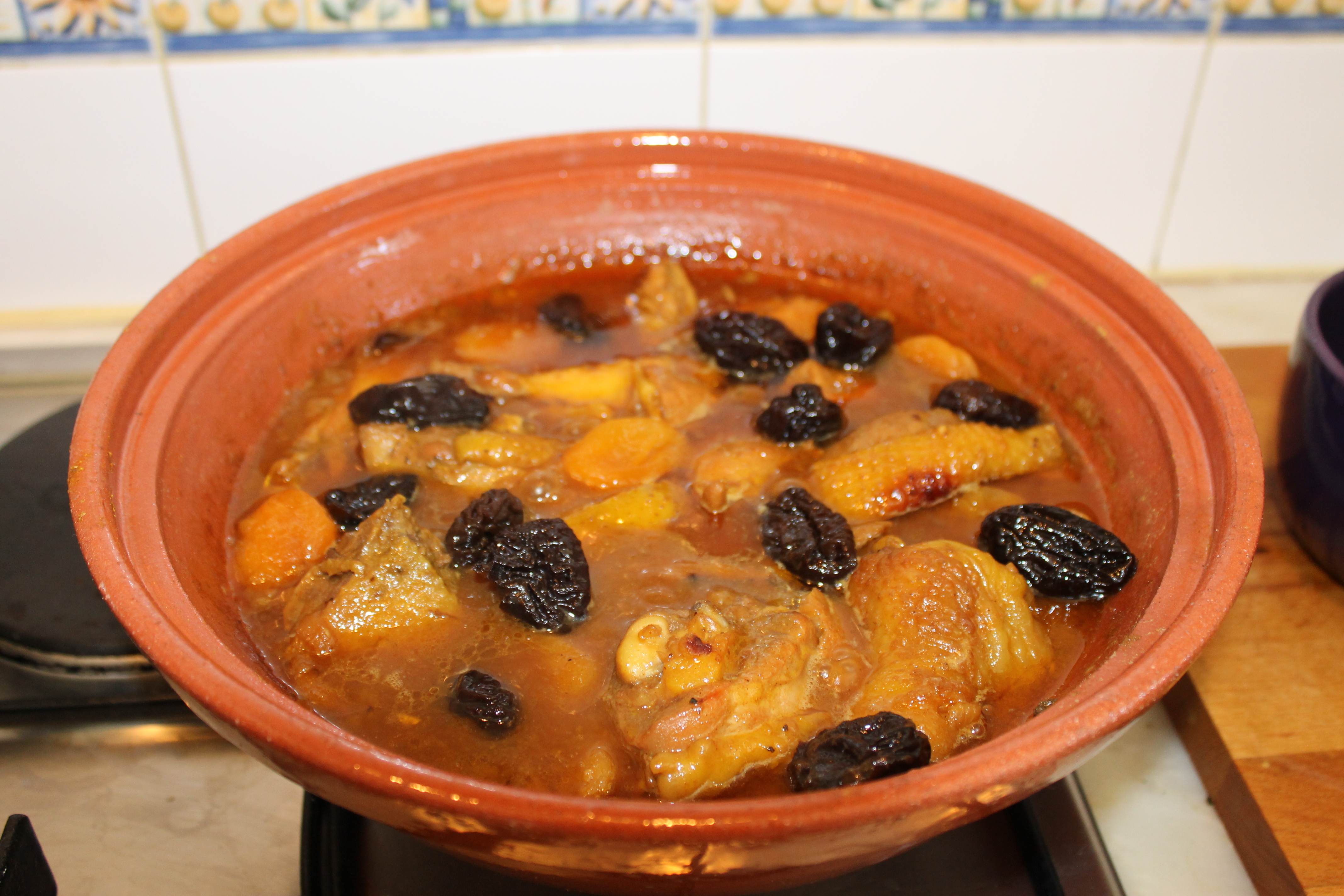 Tajine de pui cu prune si caise uscate