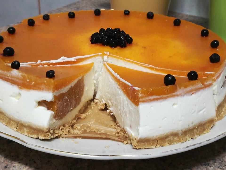 Desert cheesecake cu jeleu de caise