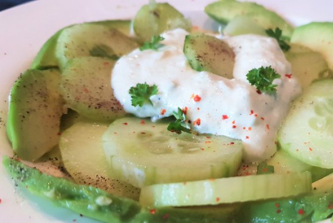 Salata de castravete cu sos de avocado