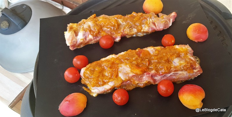 Scarita de porc (Ribs) cu sos de caise la gratar