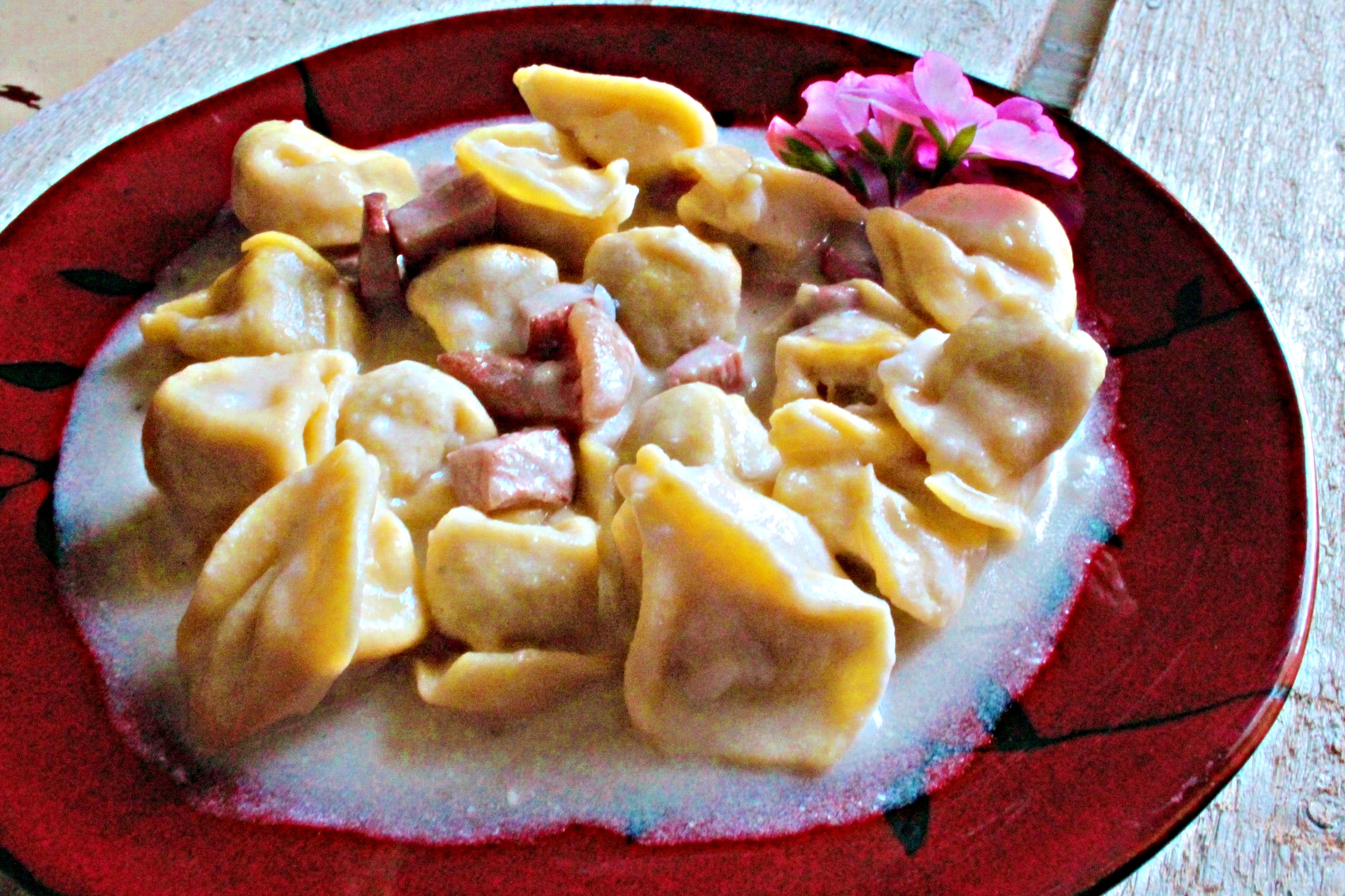 Tortellini cu prosciutto si sos alb