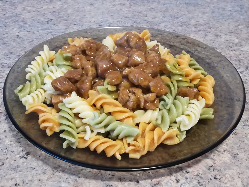 Fusilli tricolore cu carne de porc si sos de ketchup