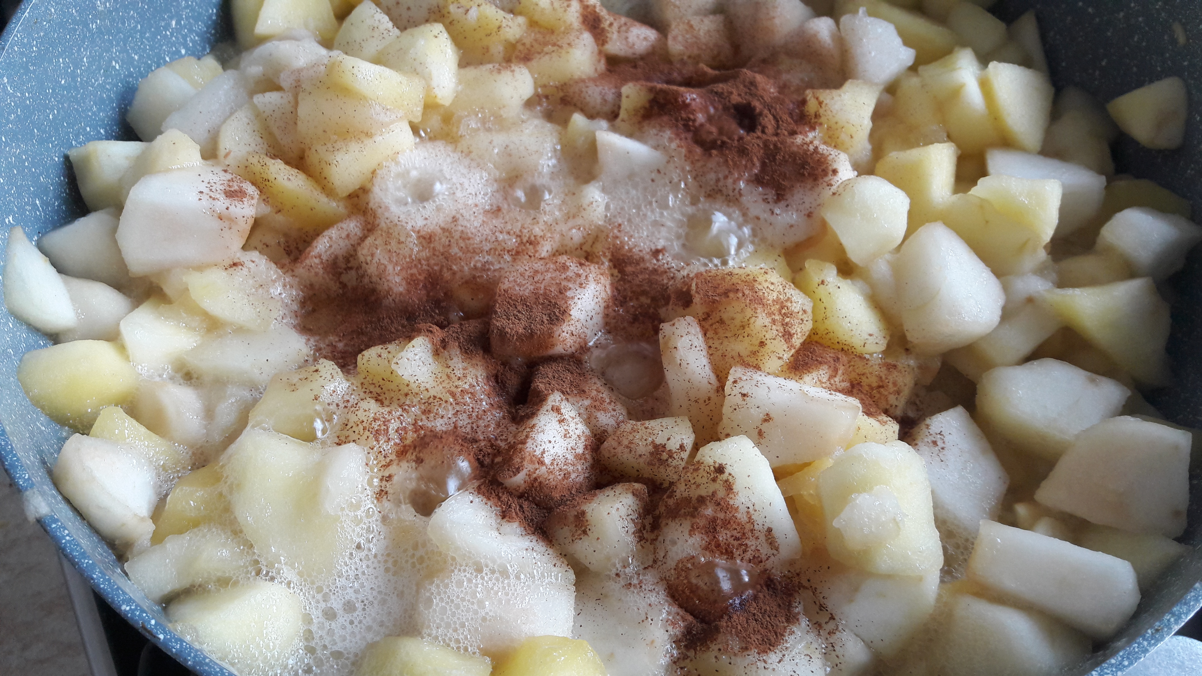 Desert prajitura cu mere si crema de branza cu aroma de vanilie