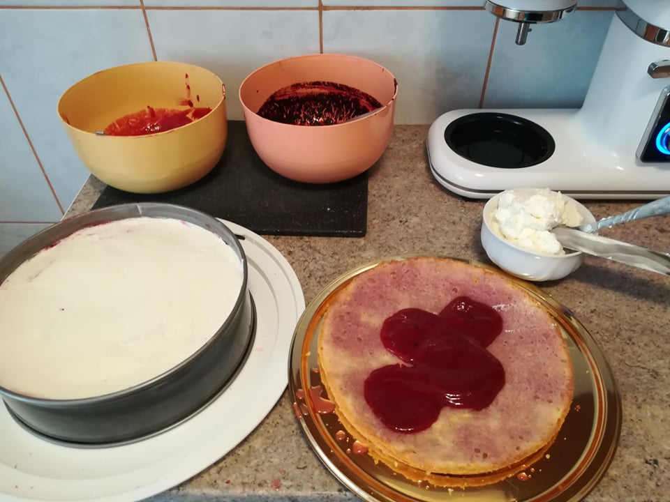 Desert tort cu crema de mascarpone si fructe de padure