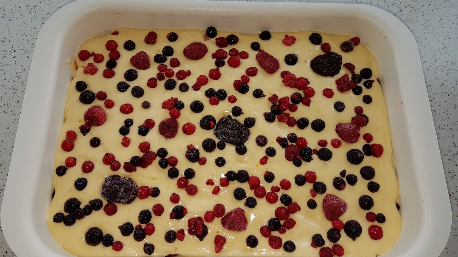 Pandispan cu fructe de padure - Reteta simpla pentru un desert pufos cu fructe