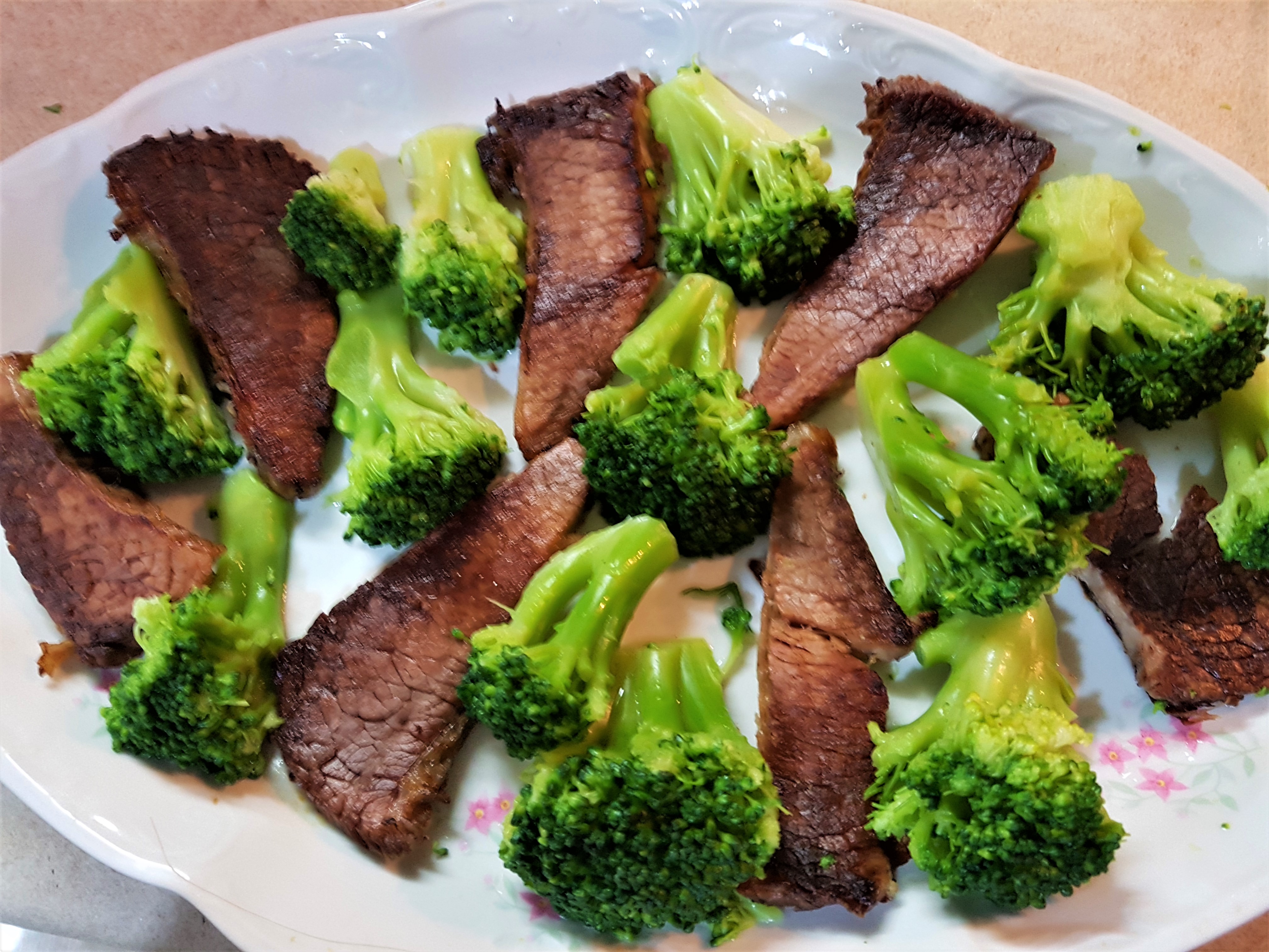 Salata cu carne si broccoli