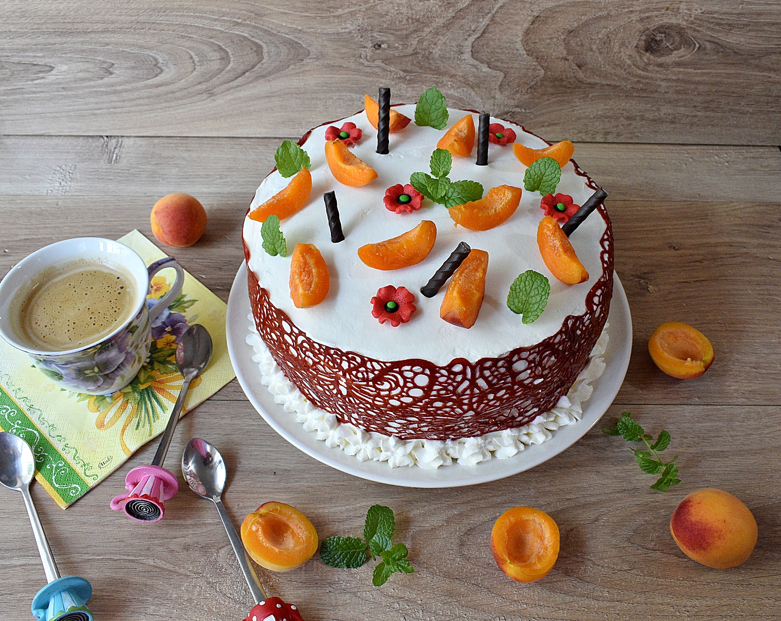 Desert tort cu caise, crema de ciocolata si mascarpone