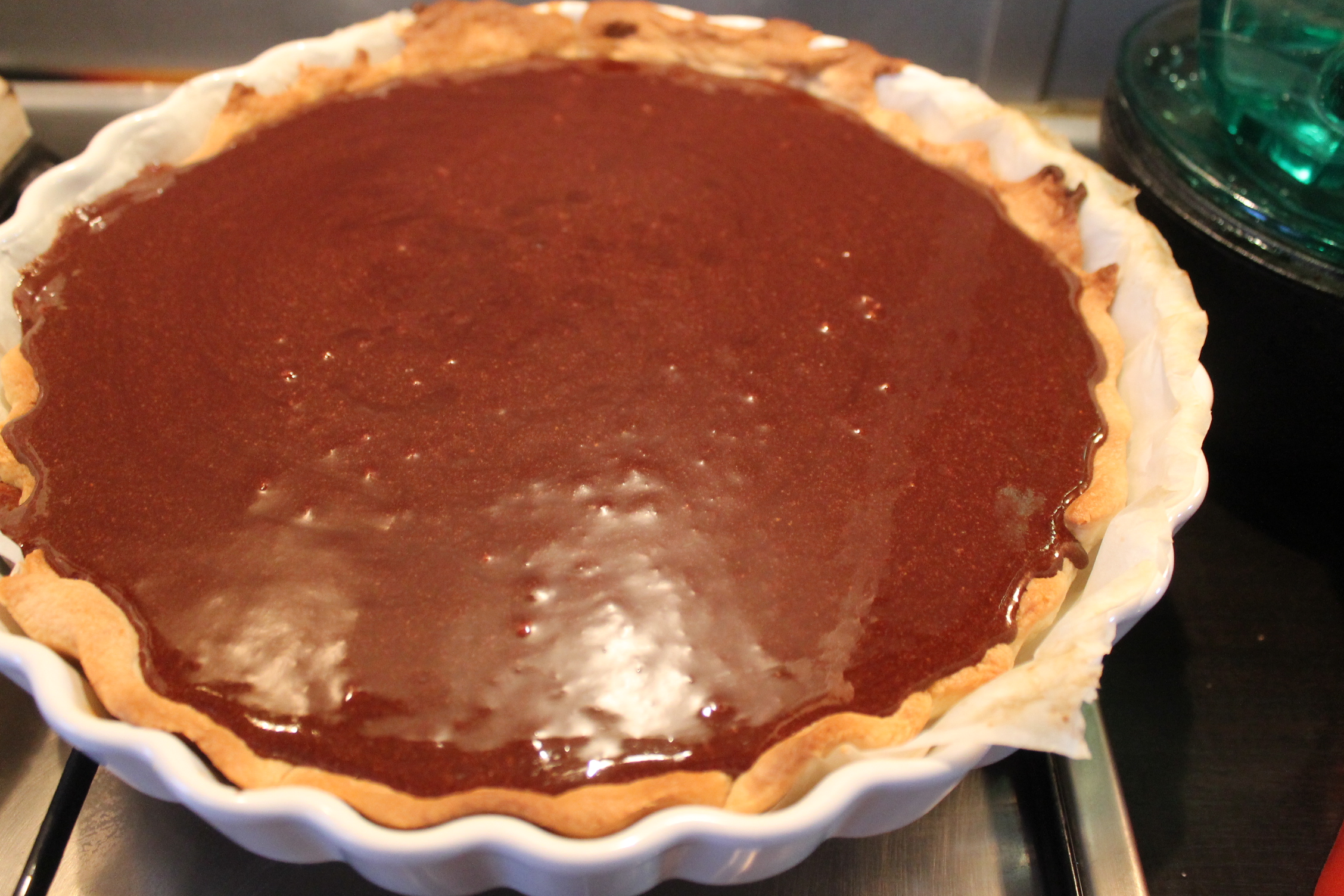 Desert tarta cu crema de ciocolata si fructe de padure