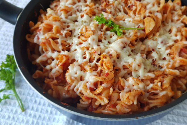 Paste cu piept de pui in sos chilli si mozzarela