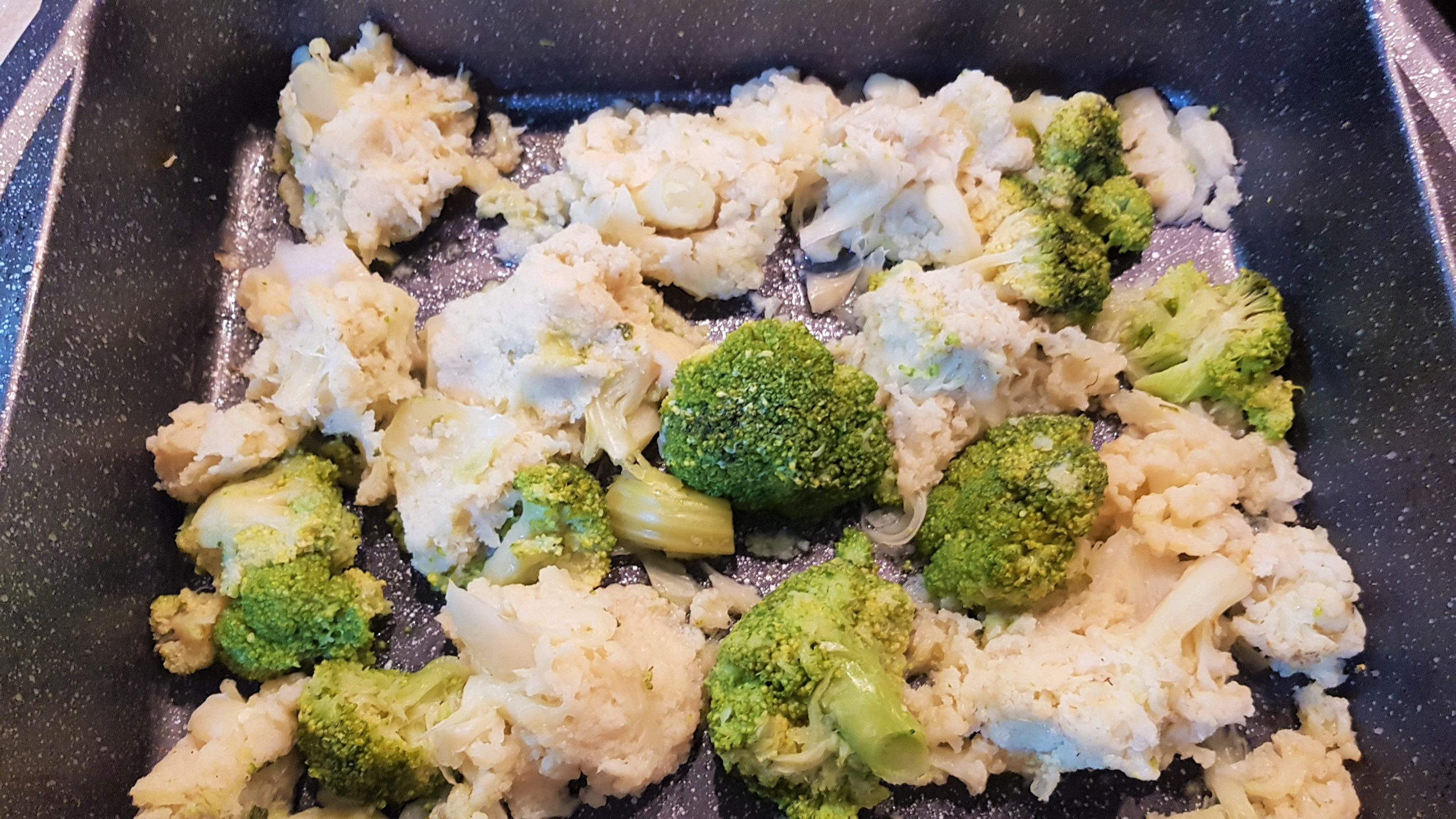 Gratin cu broccoli, dovlecei si carnat