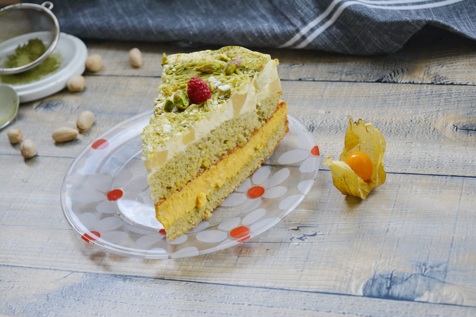 Desert tort cu macha, mousse de mango si crema de ciocolata alba cu pere