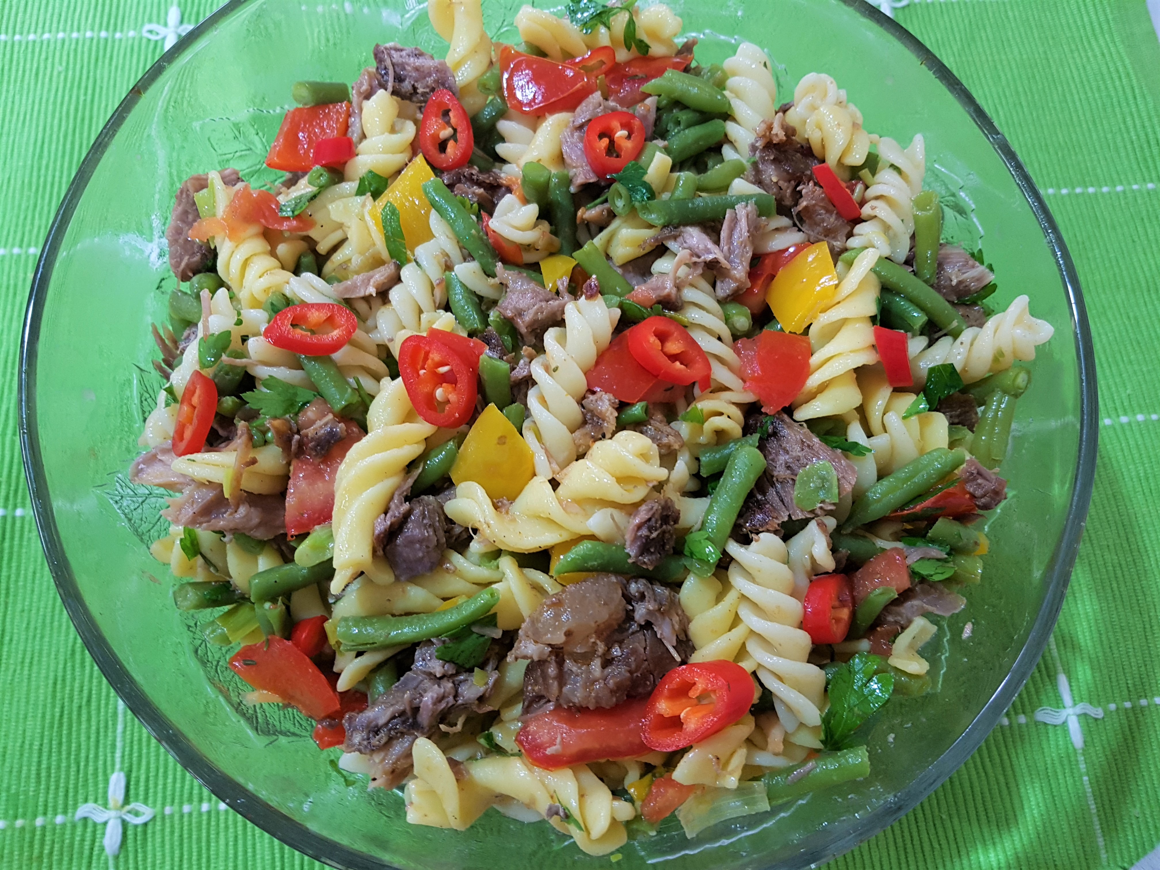 Salata calda cu fusilli, fasole verde si carnita de vitel