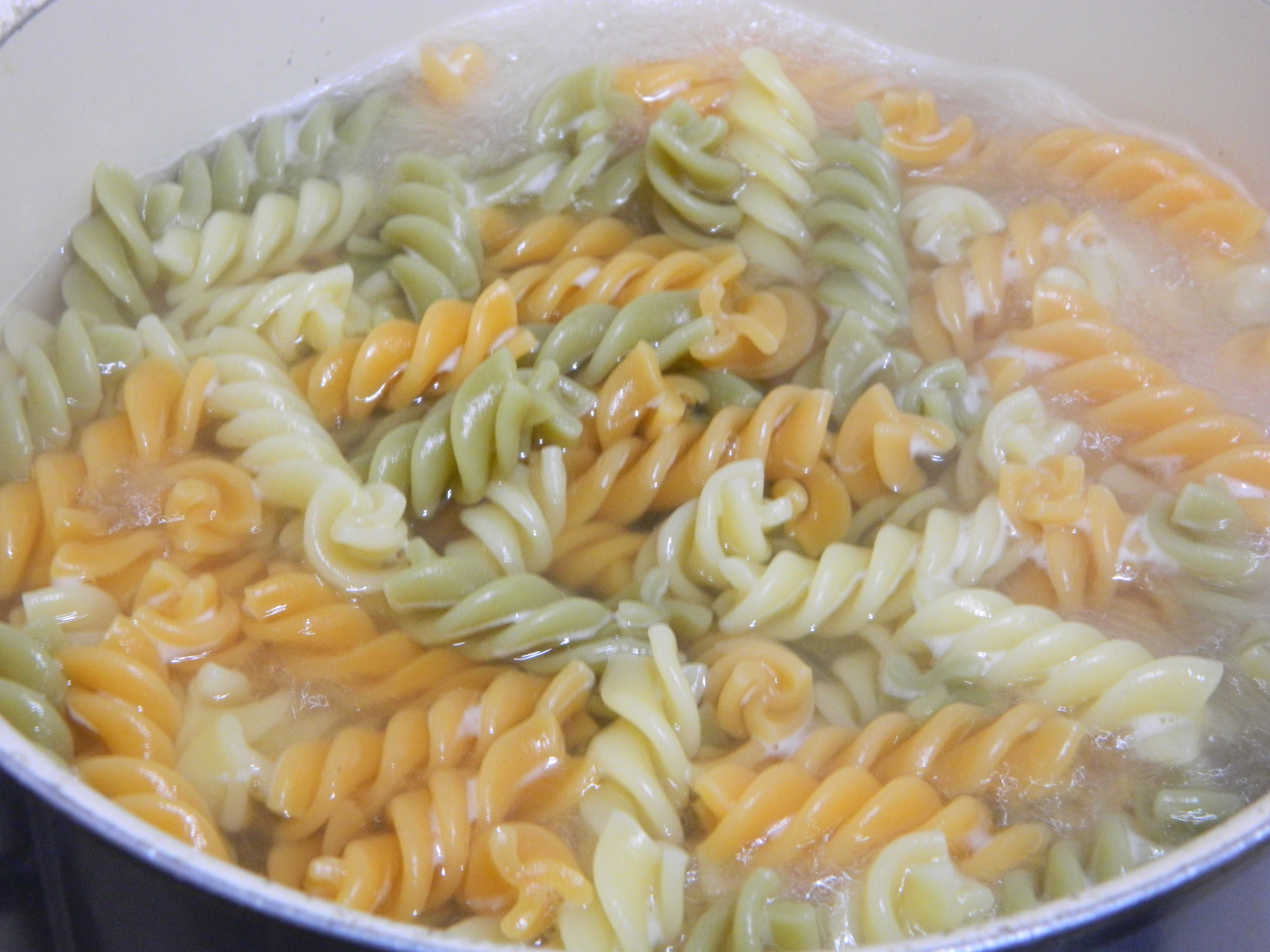 Fusilli cu ardei gras, broccoli, masline si sos de avocado