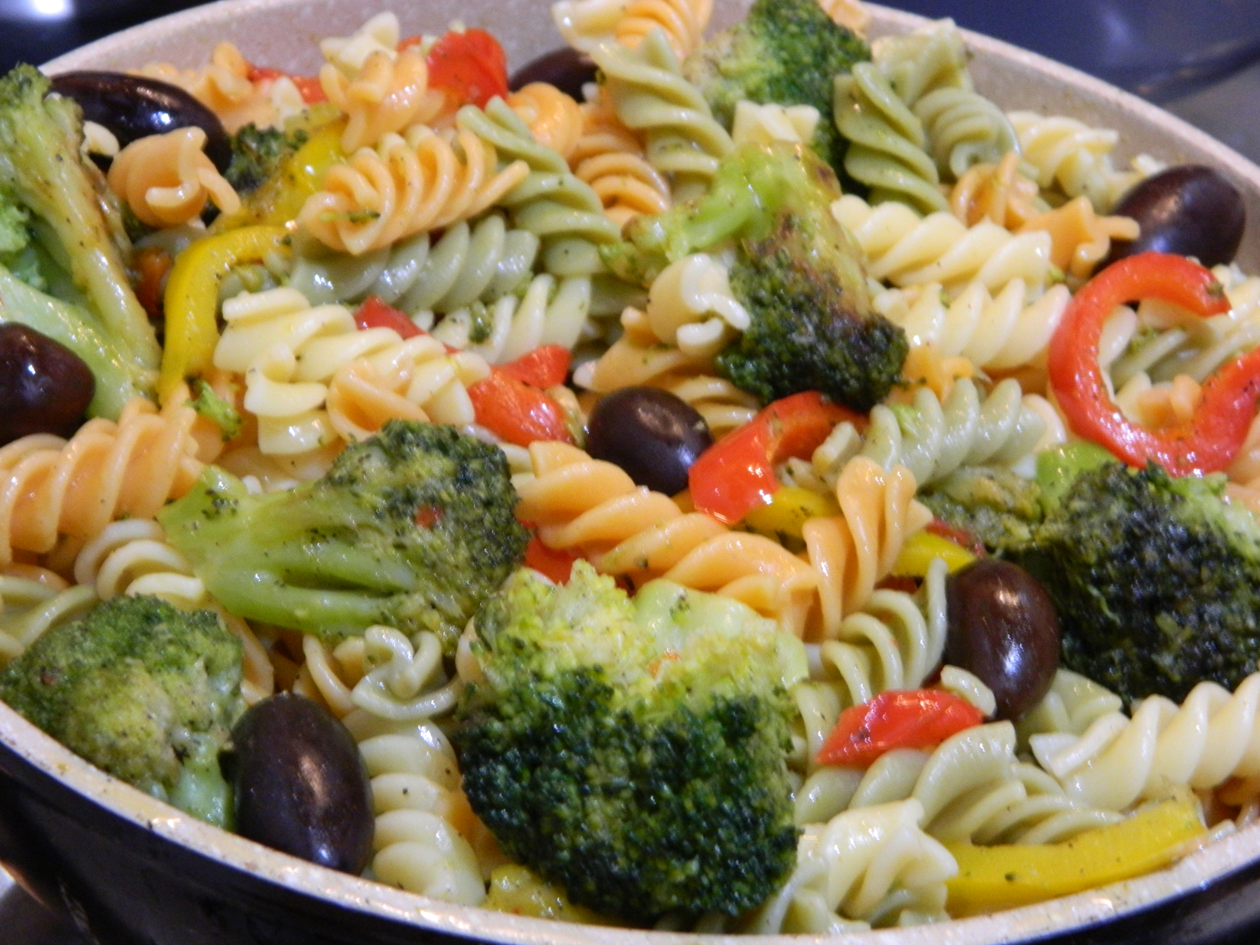 Fusilli cu ardei gras, broccoli, masline si sos de avocado