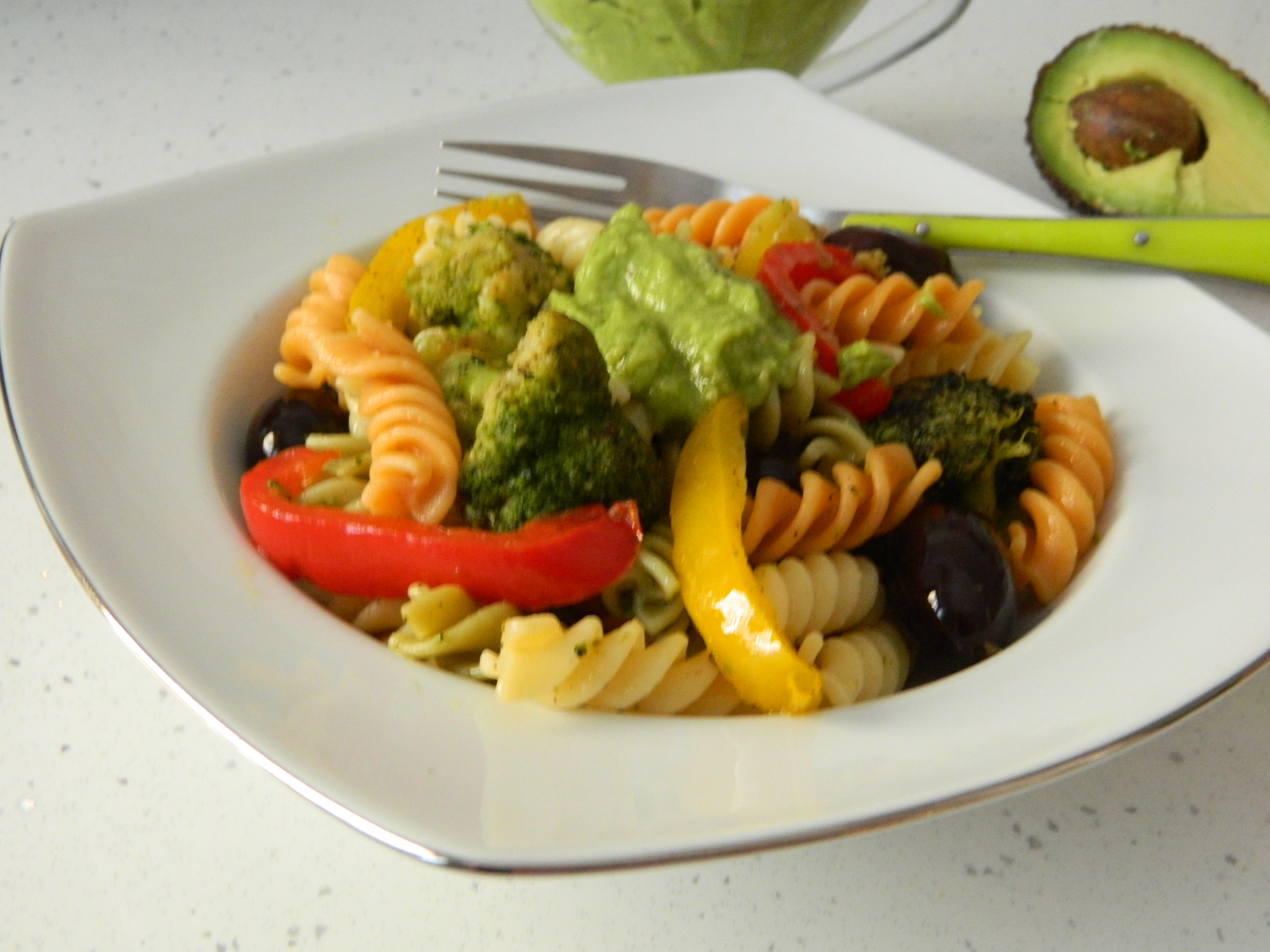 Fusilli cu ardei gras, broccoli, masline si sos de avocado