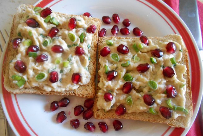 Salata fina de vinete, cu maioneza, ceapa verde si rodie