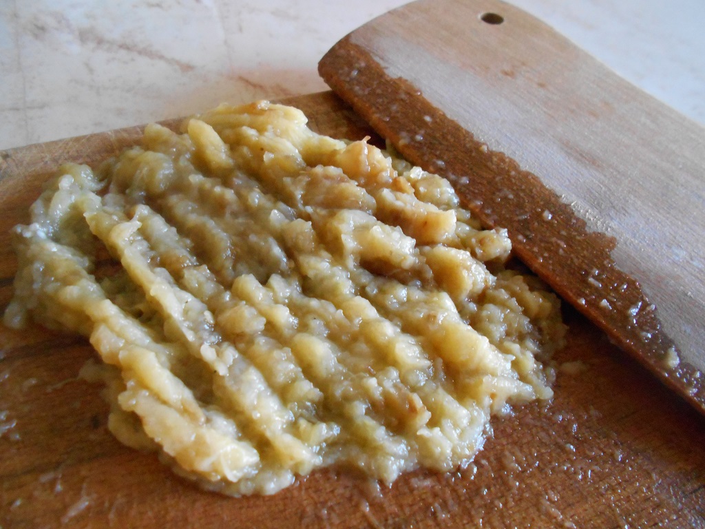 Salata fina de vinete, cu maioneza, ceapa verde si rodie