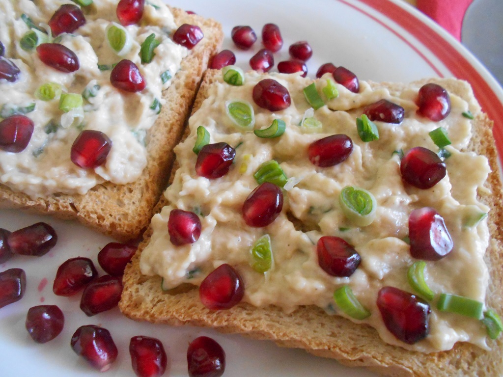 Salata fina de vinete, cu maioneza, ceapa verde si rodie