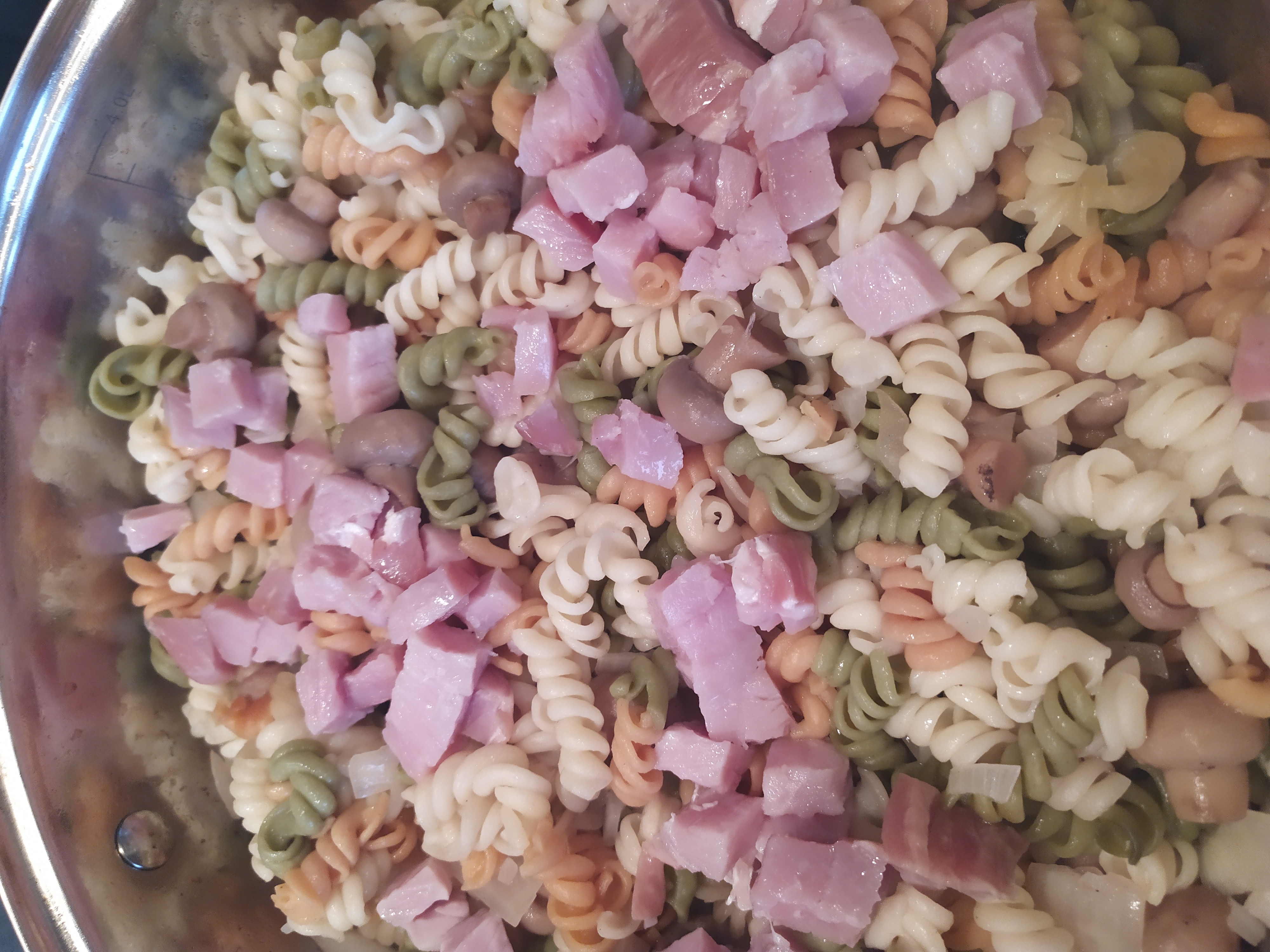 Fusilli tricolore cu ciuperci, bacon si sos de branza