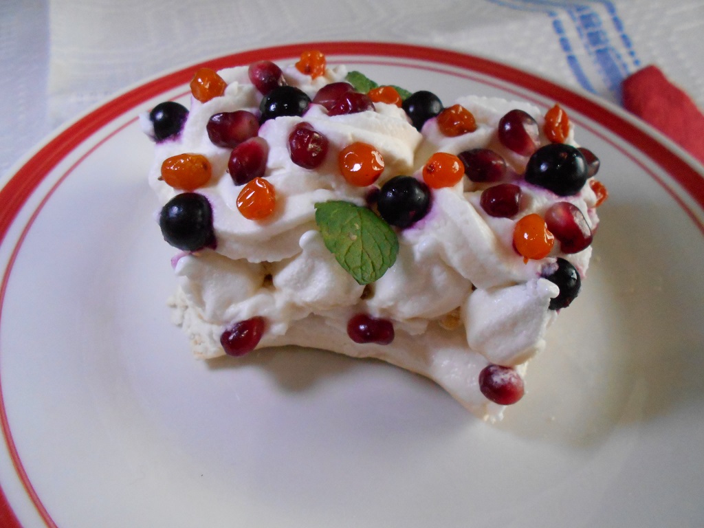 Desert coronita Pavlova, cu frisca si fructe - Reteta nr. 700