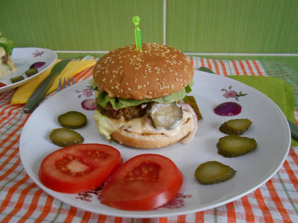 Reteta Burger de casa, un pranz perfect pentru intreaga familie