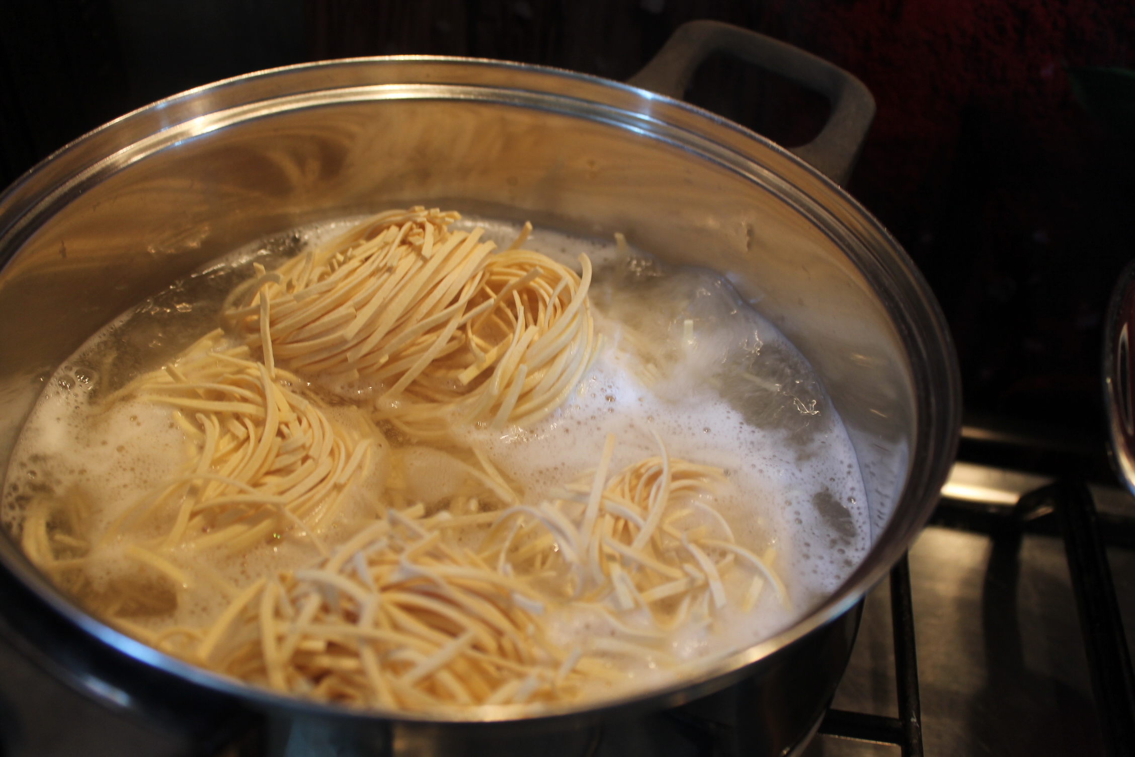 Creveti, scoici marinate si urechi de lemn cu taitei chinezesti