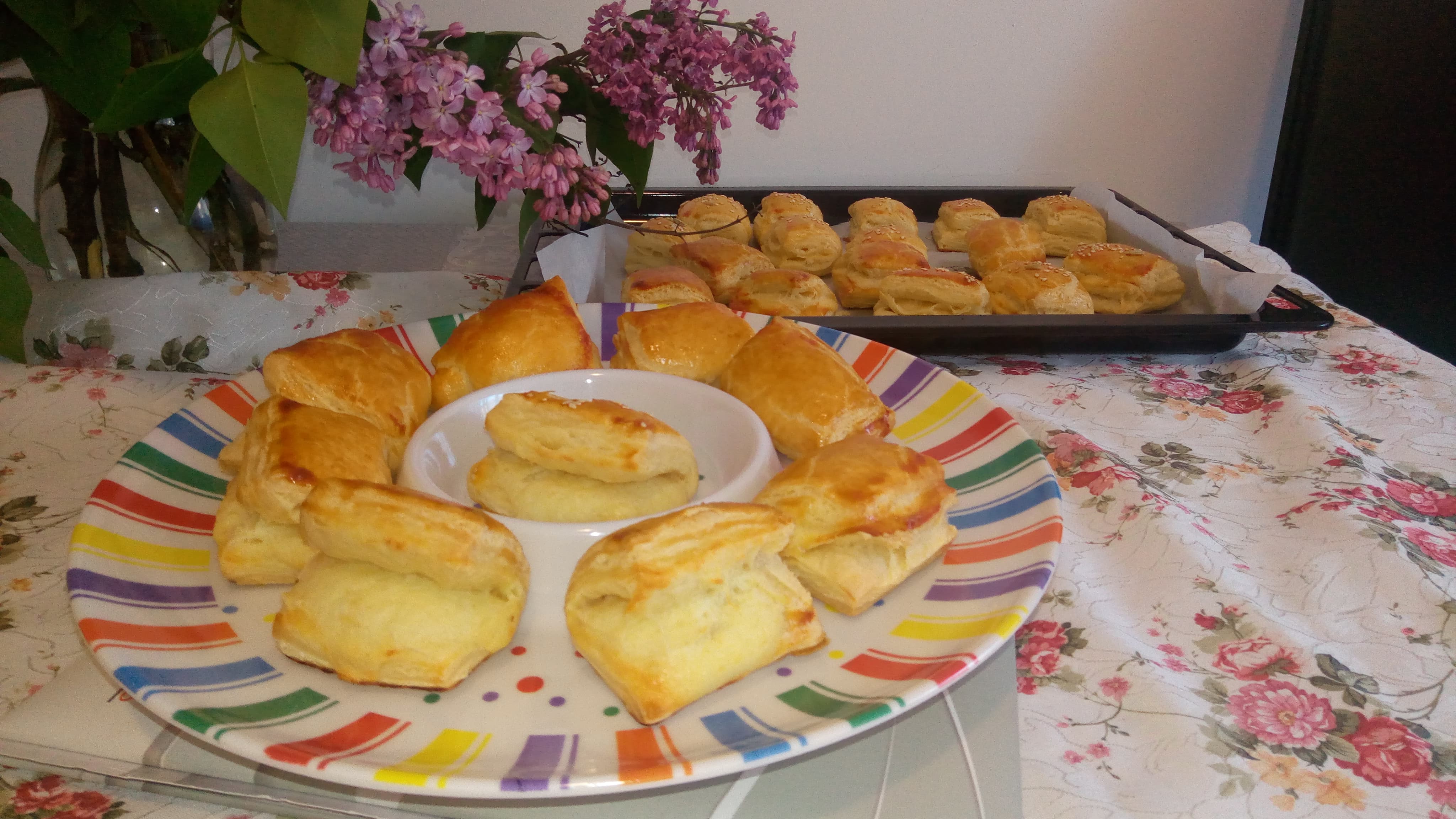 Aperitiv pateuri cu branza din aluat de foietaj facut in casa