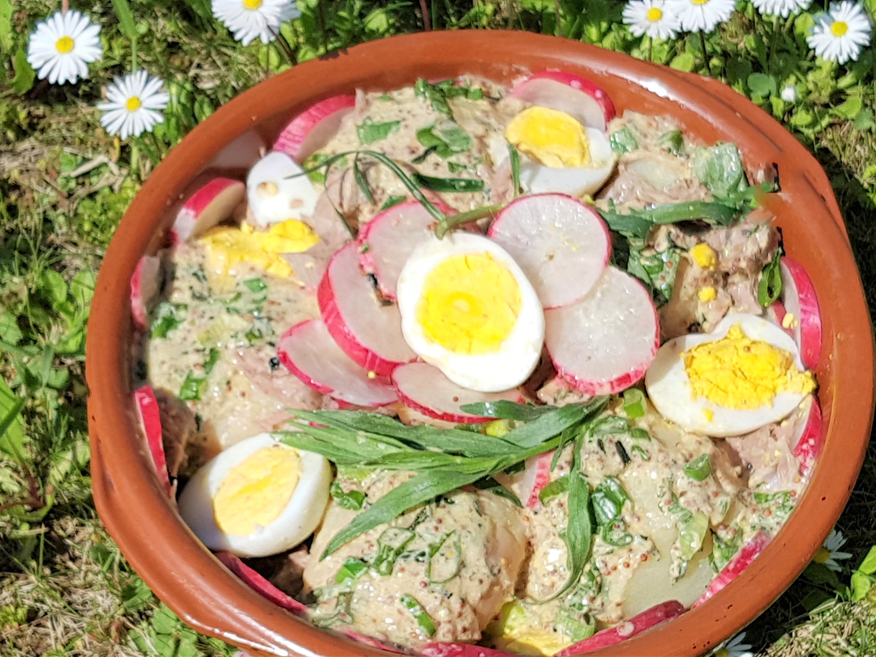 Salata de cartofi cu carne de vitel, oua si tarhon verde