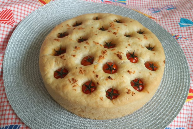 Focaccia pufoasa cu rosii cherry si usturoi