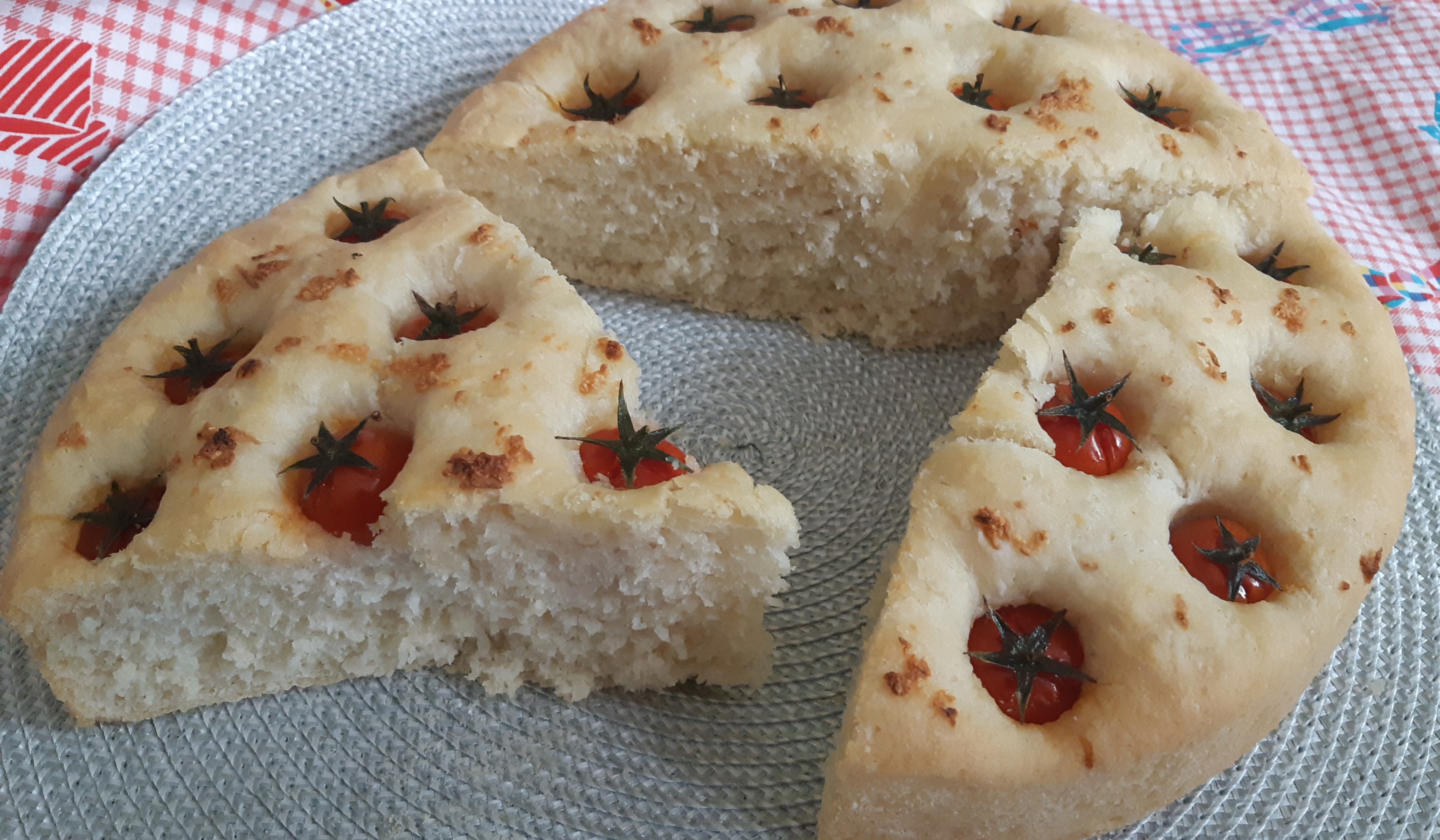 Focaccia pufoasa cu rosii cherry si usturoi