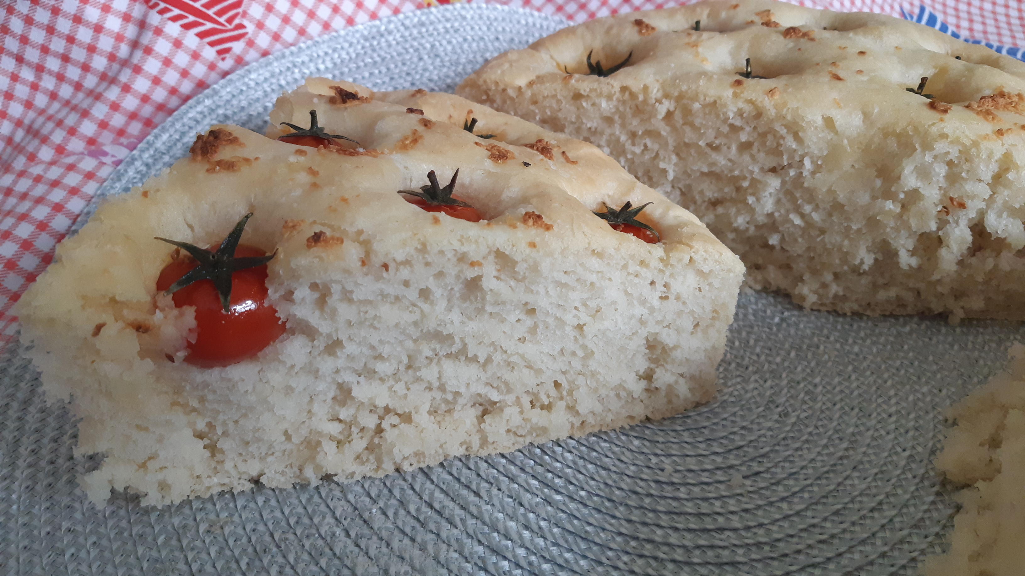 Focaccia pufoasa cu rosii cherry si usturoi