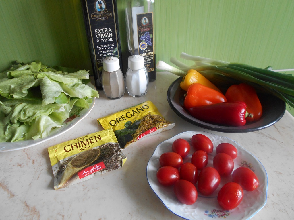 Salata cu tofu, ardei mini, ceapa verde si rosii cherry