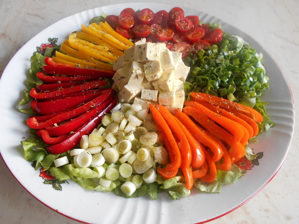 Salata cu tofu, ardei mini, ceapa verde si rosii cherry