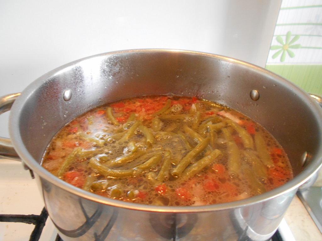 Ciorba de fasole verde, cu smantana si afumatura