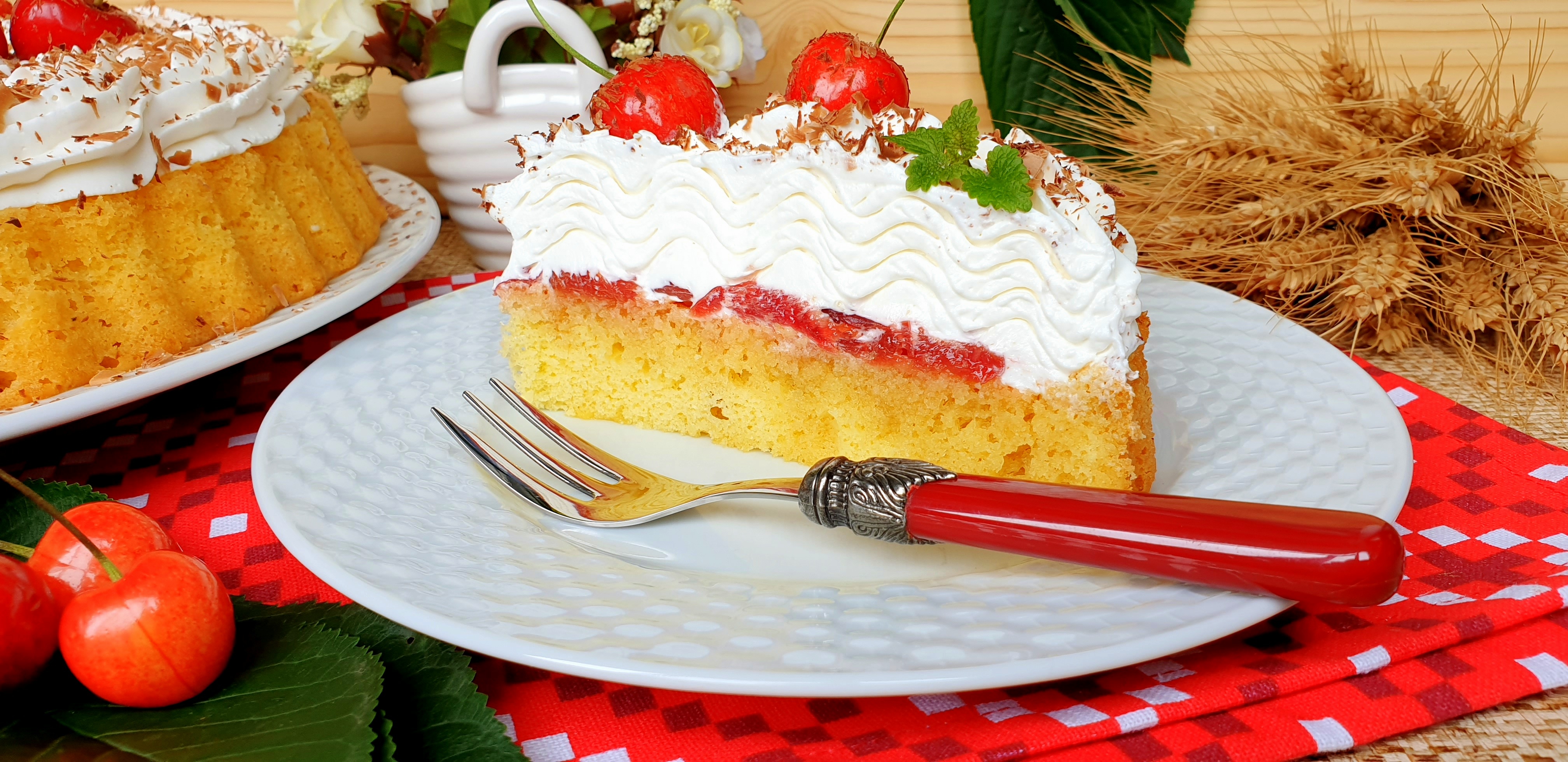 Desert tarta cu cirese si crema cu ciocolata alba