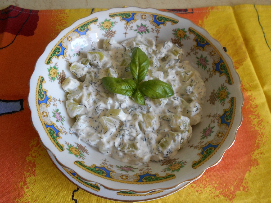 Salata de dovlecel, cu iaurt, marar si usturoi