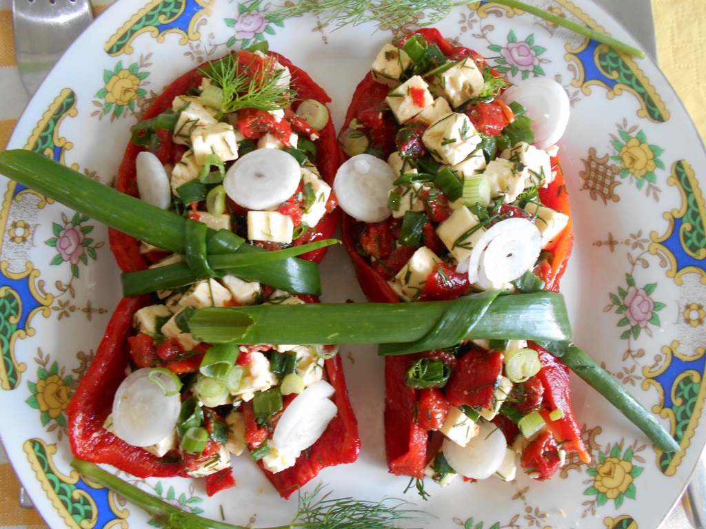 Salata de ardei capia copti, cu telemea si ceapa verde