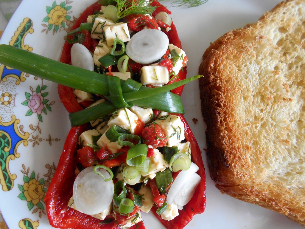 Salata de ardei capia copti, cu telemea si ceapa verde