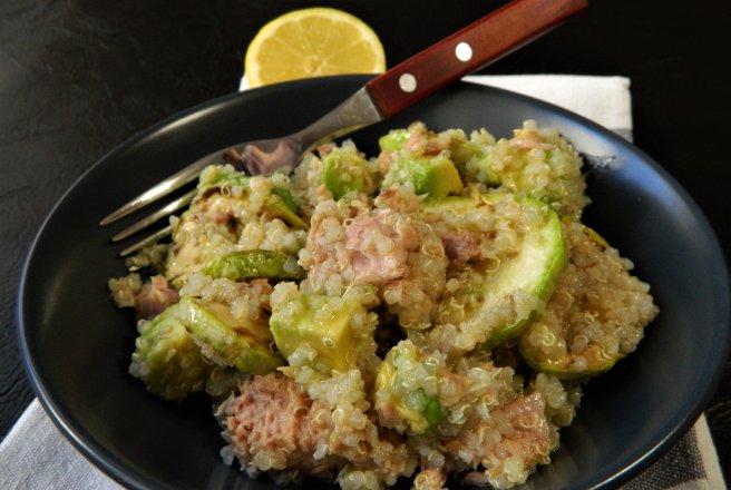 Salata cu quinoa, dovlecel de gratar, avocado si ton