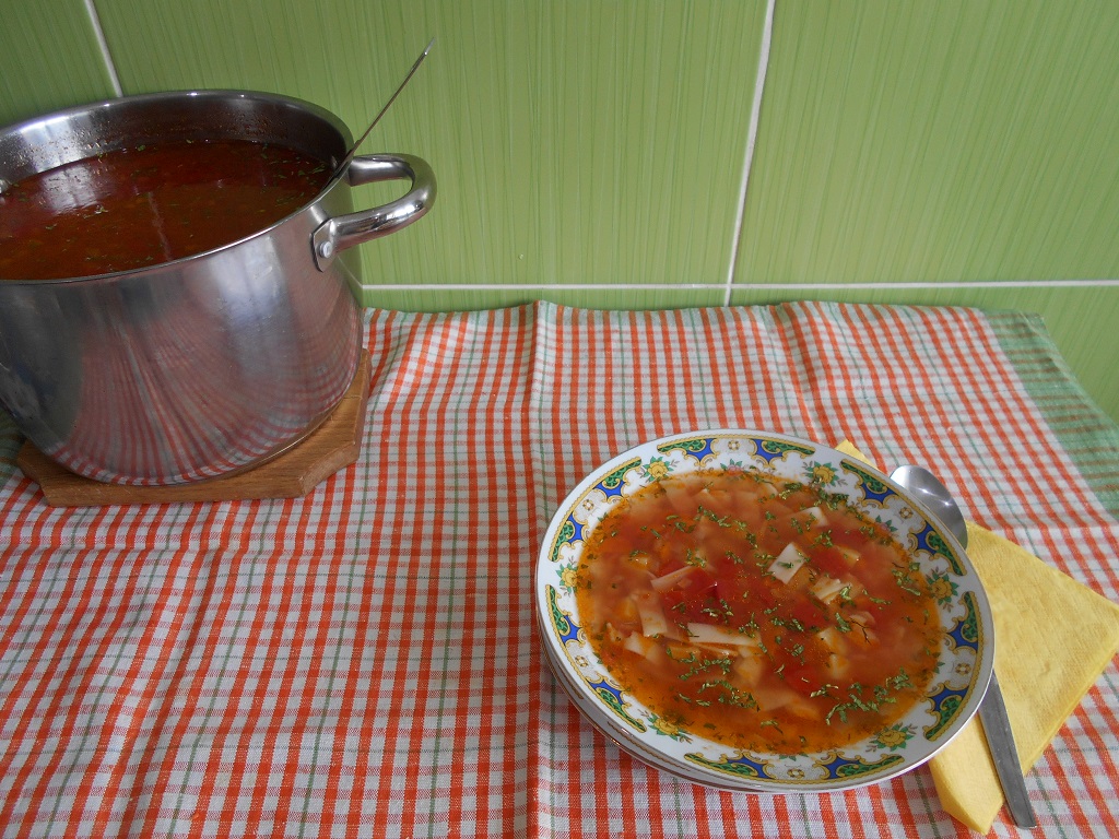 Ciorba de legume, cu suc de rosii si taitei lati