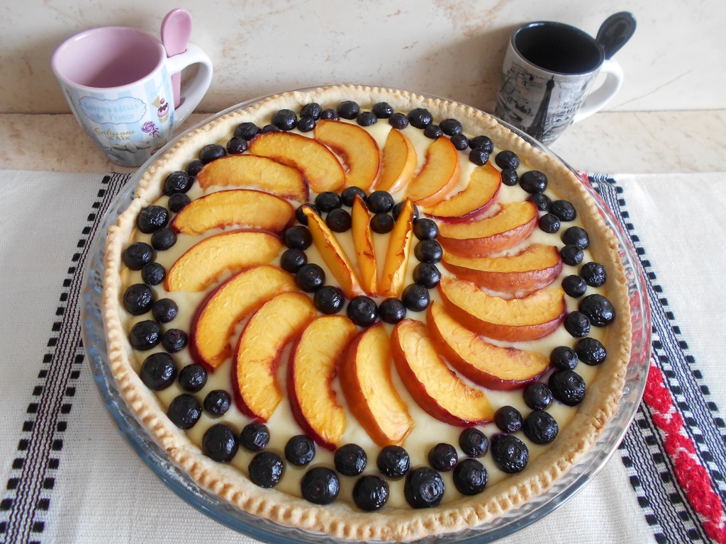 Desert tarta cu branza dulce, nectarine si afine