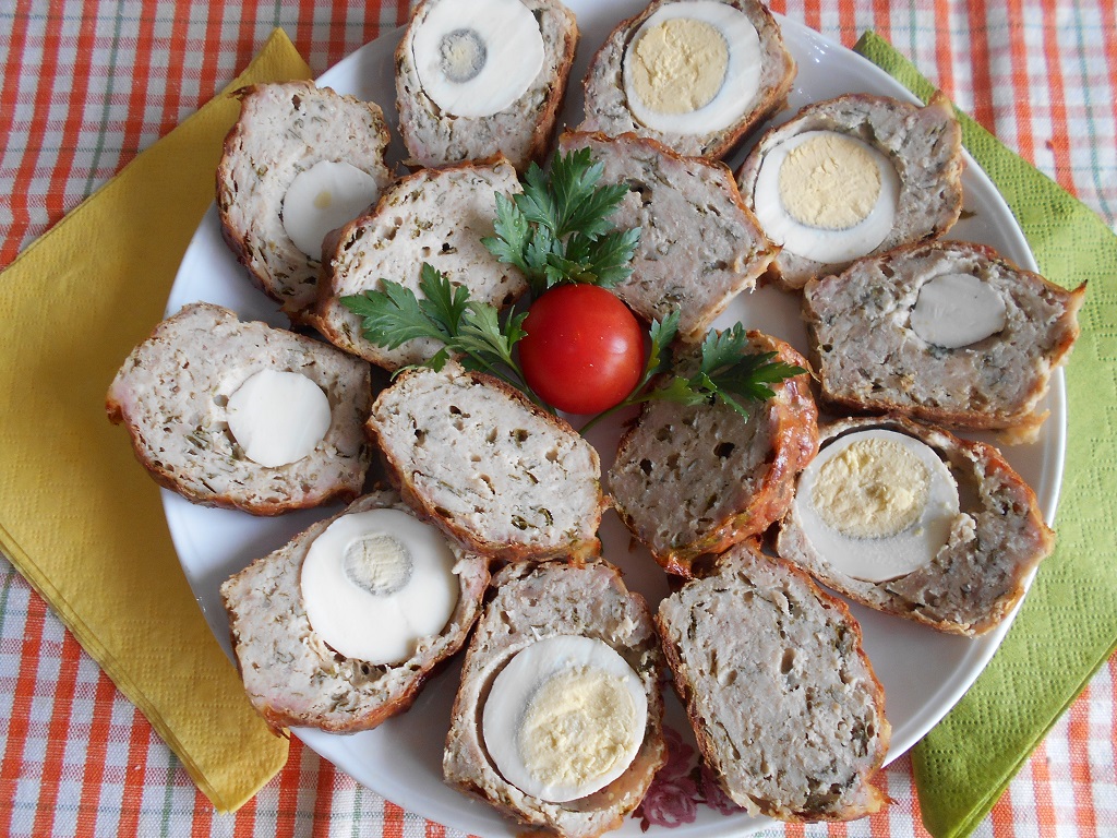 Mini rulada aperitiv, din carne tocata de porc