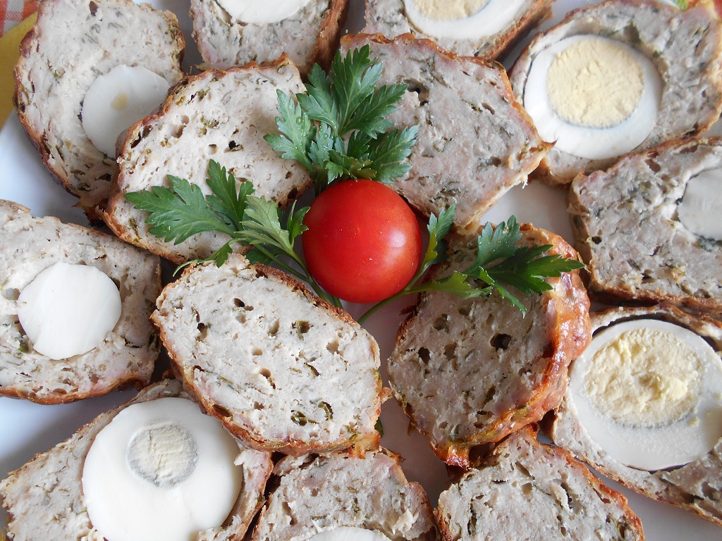 Mini rulada aperitiv, din carne tocata de porc