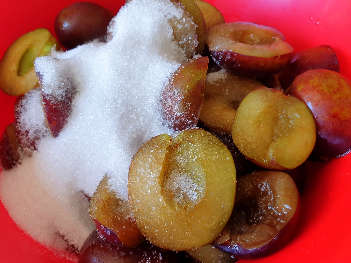 Desert prajitura cu prune, crema de lapte si biscuiti