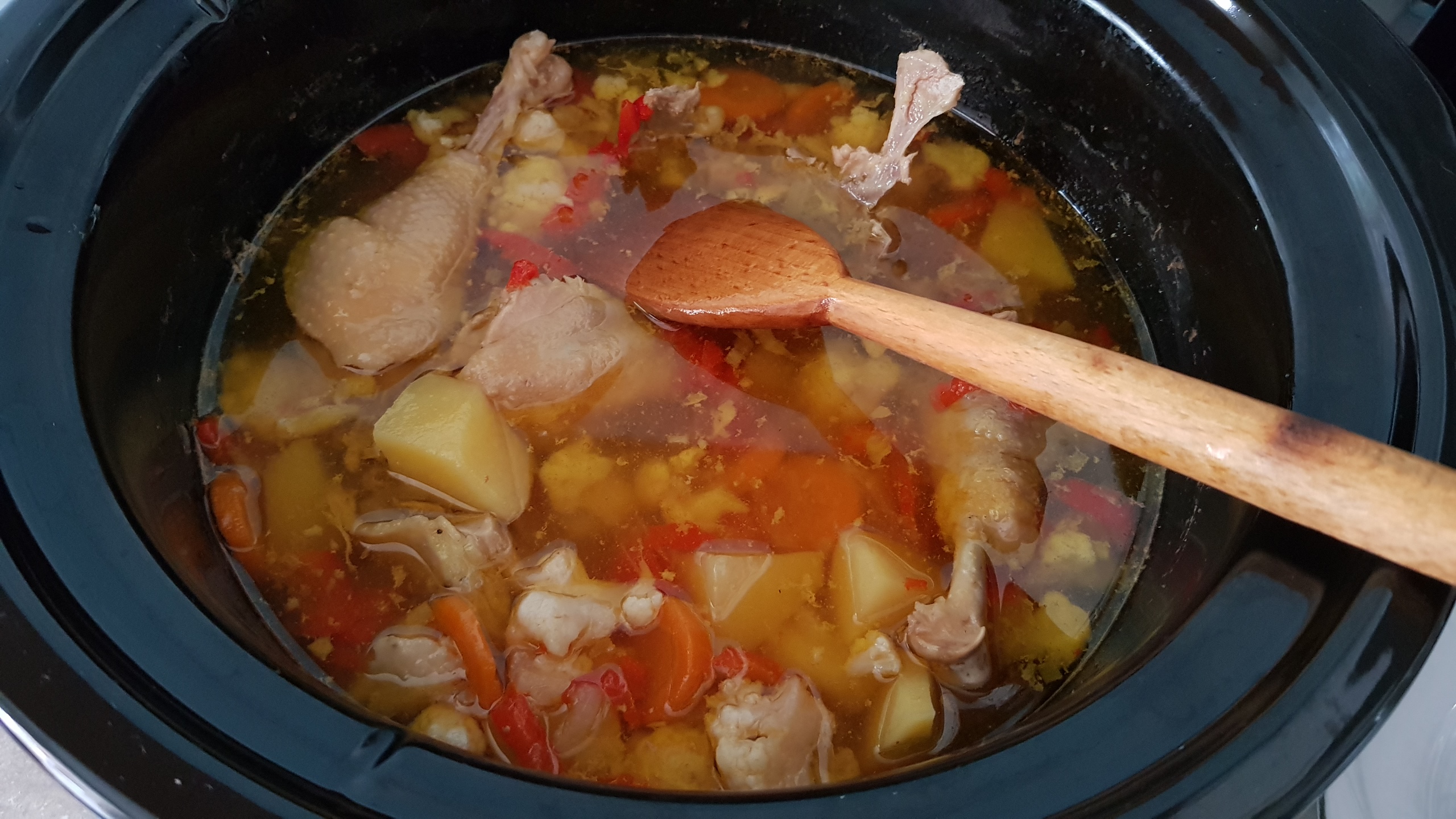 Carne de pui cu legume la slow cooker Crock Pot